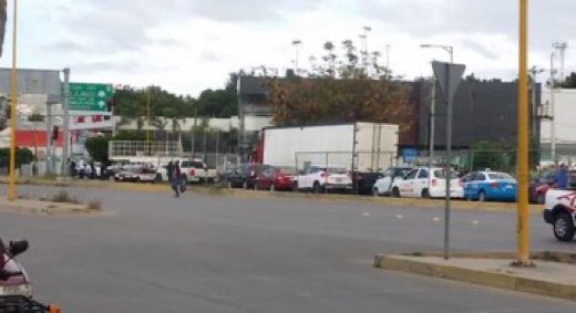 sofyvaldivia's tweet photo. La #Conimer bloquea la circulación en Periférico, la carretera federal 190 a la altura de Hacienda Blanca, el Monumento a Juárez, y el entronque con la autopista; también instalan bloqueo en la carretera 175 en la desviación hacia #Ocotlán
#MetropoliLaVozDeLaNoticia
#Oaxaca https://t.co/WgHlGRaWzw