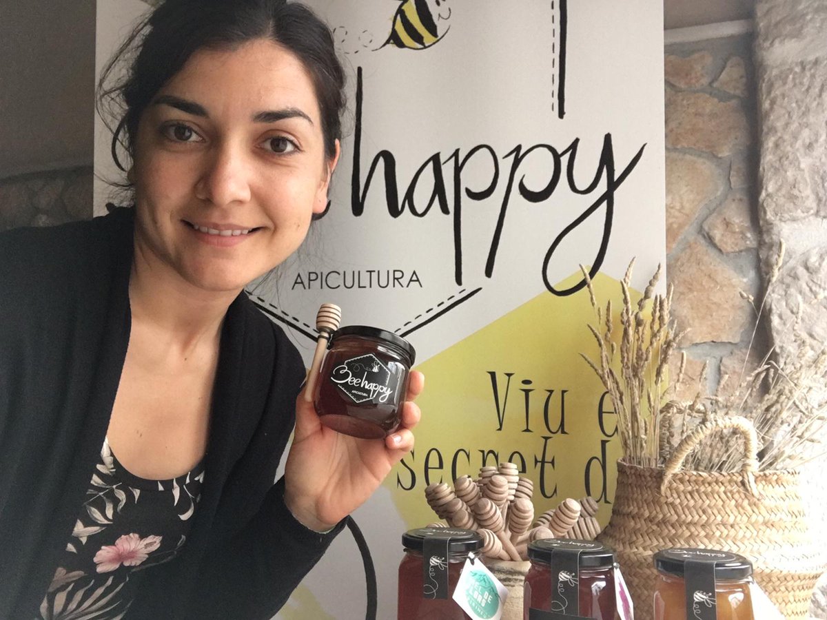 DonesMonRural's tweet photo. Si aquest #Nadal vols fer un regal🎁amb valor, sentit i consciència, fes un cop d'ull als lots que hem creat. La Sílvia Pallejà ens ensenya un dels productes de @MelBeeHappy🐝que localitzareu al:

🍯LOT 3: #Mel

Aposta pels #producteslocals! https://t.co/auD5SeOL2A #DonesMónRural https://t.co/34b1hqP4ai