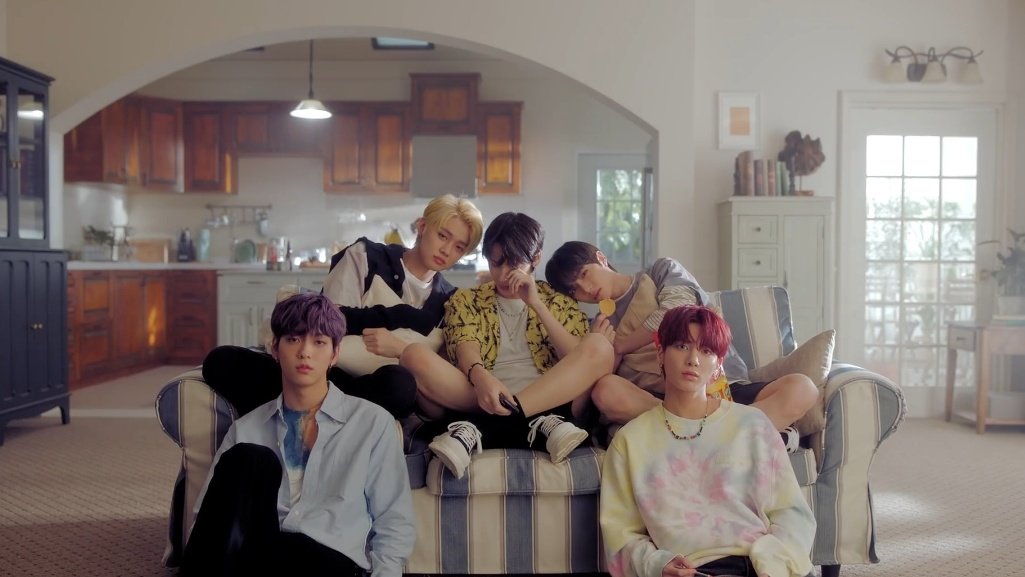 stillwithnochu's tweet photo. #BTSVTXT : home https://t.co/gujPbbf6sY