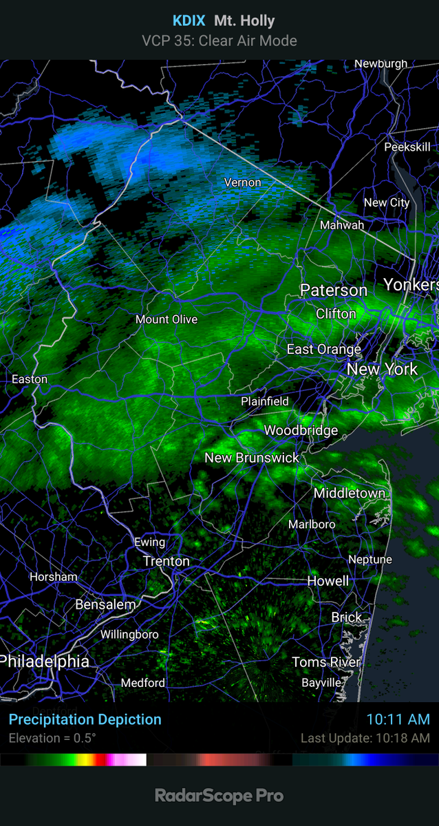 DanZarrow's tweet photo. I'M SEEING A LOT OF "VIRGA"... That's when raindrops evaporate before reaching the ground.

Flakes continue to fly in North Jersey.

More widespread (rain) showers are expected this afternoon. Then breezy and freezing cold tonight. #TimeToBundleUp https://t.co/QBRNDo59yH