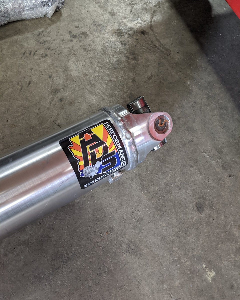 Arizona Driveshaft killing it as usual on this one-piece driveshaft for a high horsepower truck. WCFab traction bars to help prevent another driveshaft failure too 👍

#duramax #cummins #powerstroke #diesel #copperheaddiesel #copperheaddieselperformance