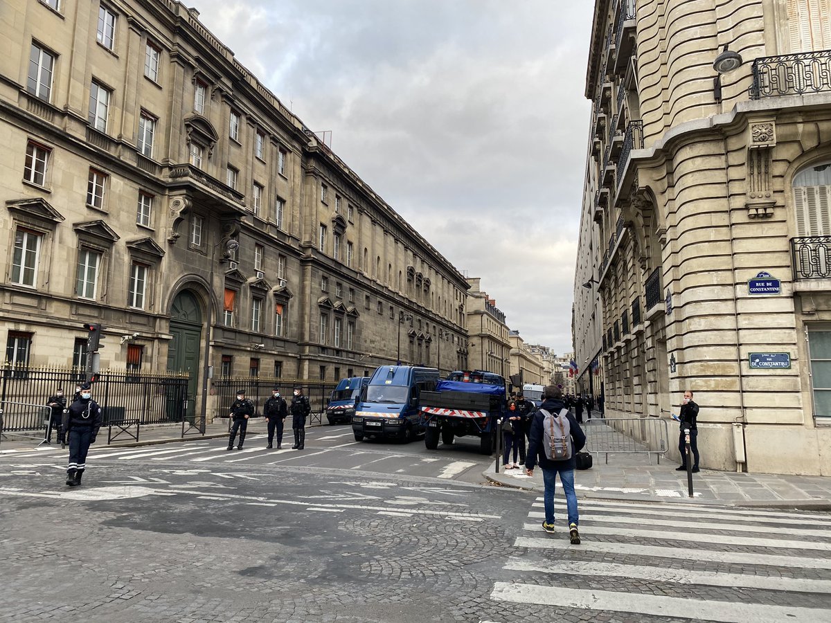 T_Bouhafs's tweet photo. Plusieurs rues bloquées avec des barrières anti-émeutes,

Le passage ouvert se situe rue Courty, prenez bien vos attestations.

#StopLoiSécuritéGlobale https://t.co/jCAVMKlYDQ