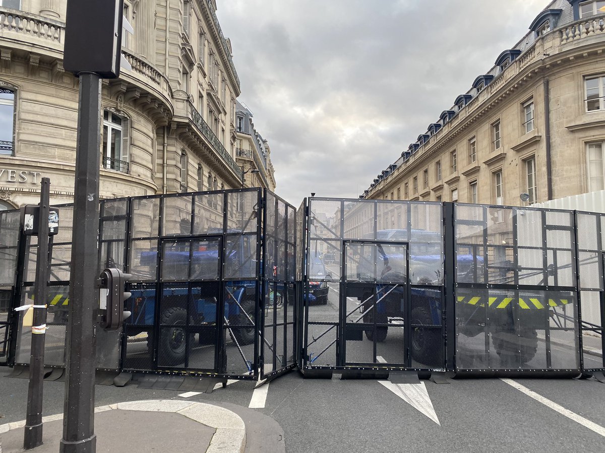 T_Bouhafs's tweet photo. Plusieurs rues bloquées avec des barrières anti-émeutes,

Le passage ouvert se situe rue Courty, prenez bien vos attestations.

#StopLoiSécuritéGlobale https://t.co/jCAVMKlYDQ