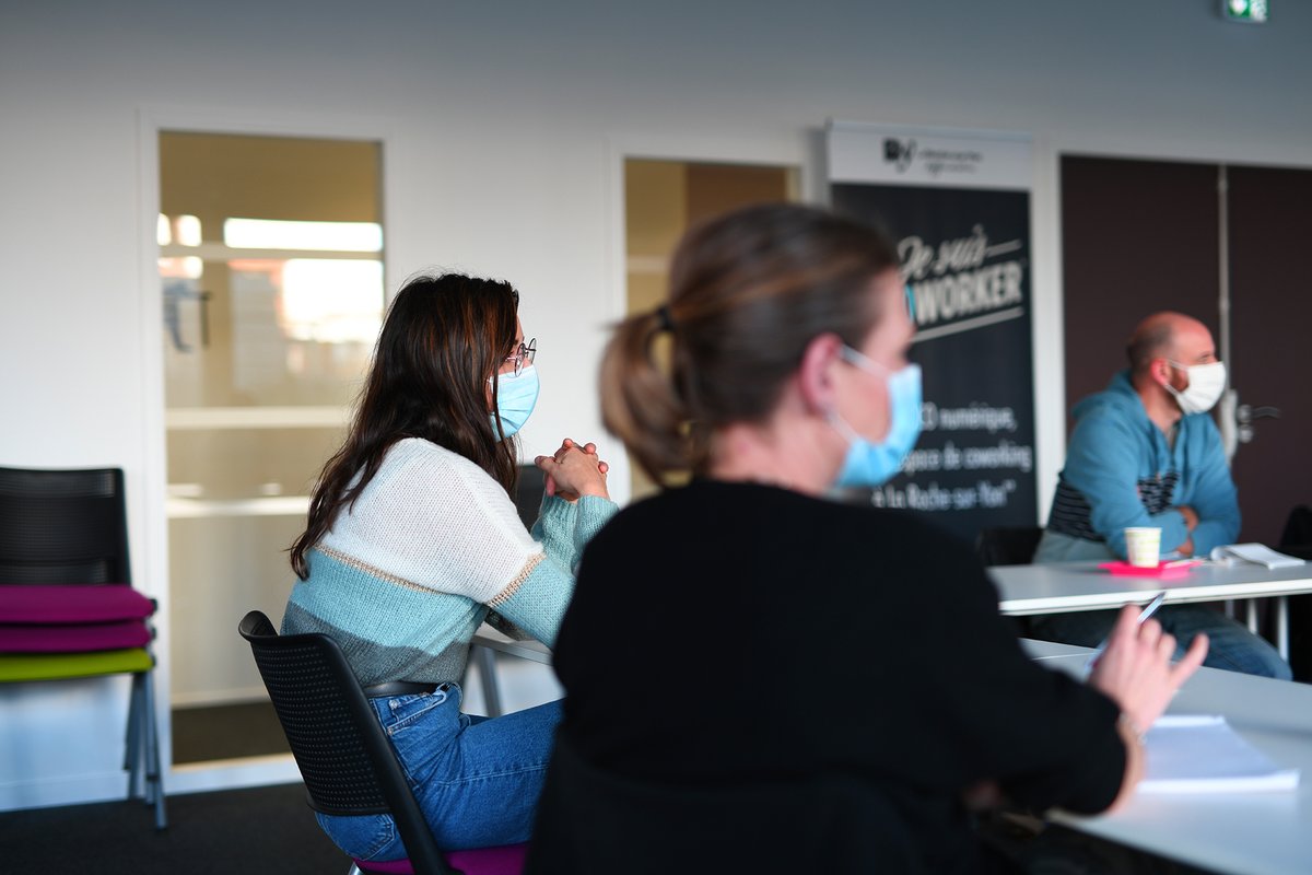 larochesuryonfr's tweet photo. 🎯 @larochesuryonfr offre aux commerçants de son territoire des #formations pour développer leur #communication numérique sur les #rs. Parce qu'en cette période, nous avons tous à apprendre. @StratEngine @Loconumerique #larochesuryon #lrsy #vendee https://t.co/nTG5nfsfh2