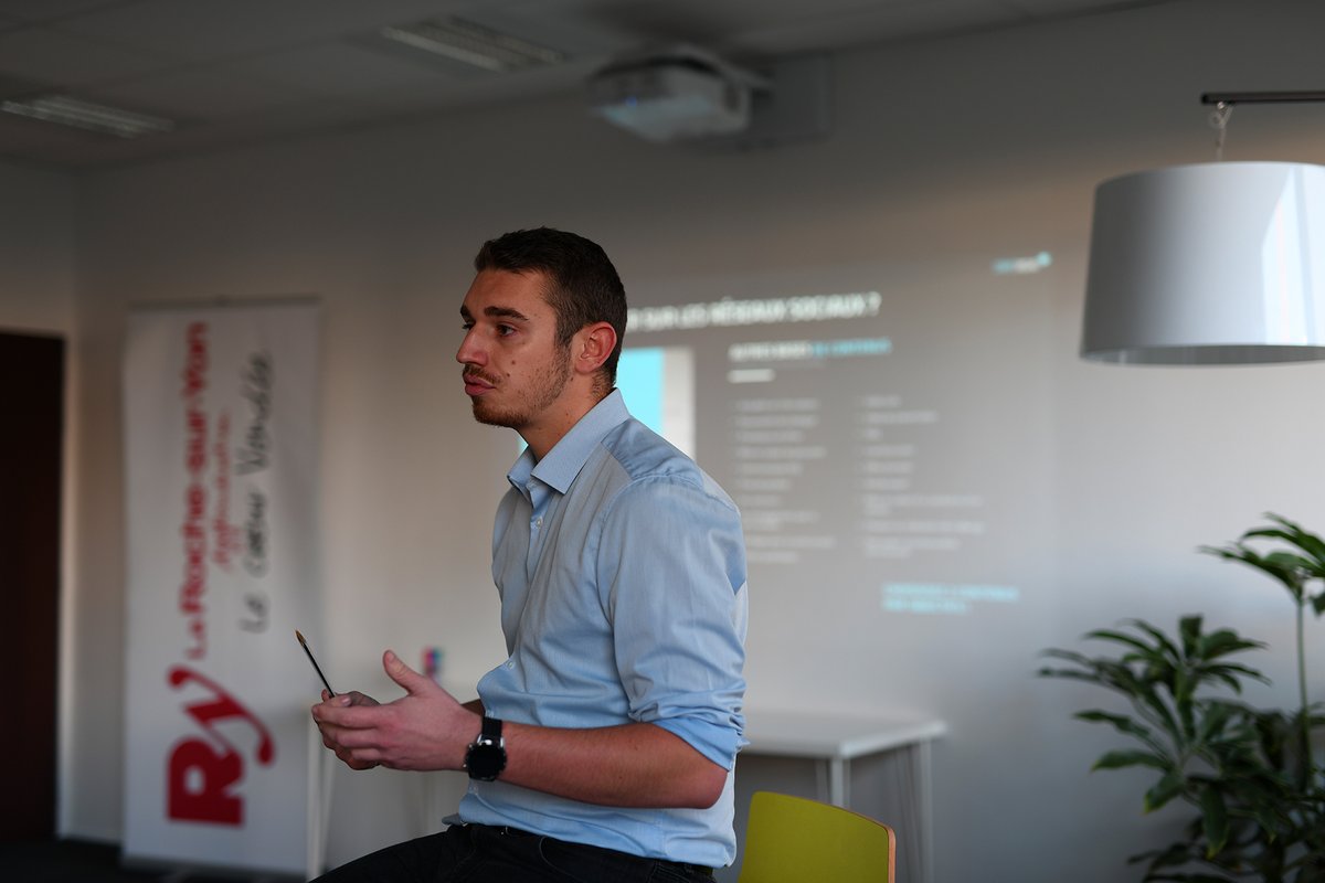 larochesuryonfr's tweet photo. 🎯 @larochesuryonfr offre aux commerçants de son territoire des #formations pour développer leur #communication numérique sur les #rs. Parce qu'en cette période, nous avons tous à apprendre. @StratEngine @Loconumerique #larochesuryon #lrsy #vendee https://t.co/nTG5nfsfh2
