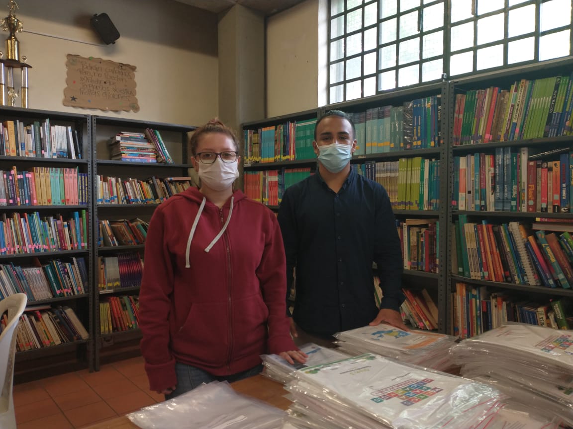 federicoozanam's tweet photo. Le damos la BIENVENIDA a la #IEFO a nuestros bibliotecólogos Juliana Pérez Hidalgo y León Jairo Toro Urrego, quienes desde este segundo semestre nos acompañan. Gracias @AlcaldiadeMed @EducacionMed https://t.co/QnC4AXdx7a