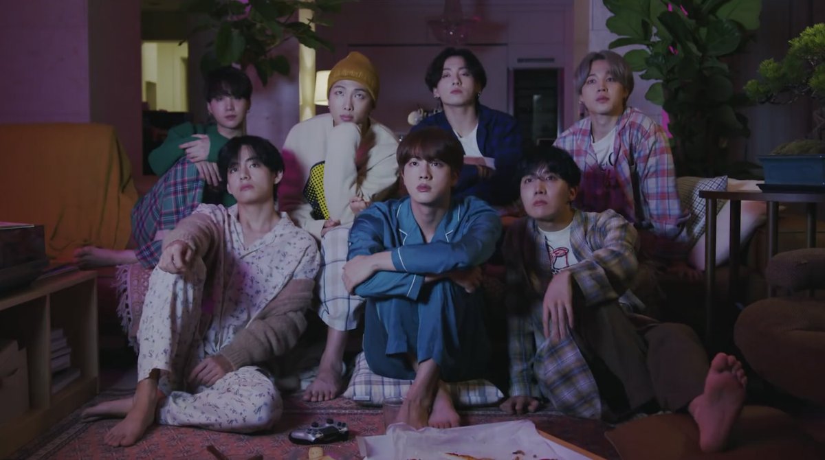 TopSoloistV's tweet photo. Nothing in this world compares to the comfort taehyung provided by giving such homey and cozy concept for this cb....
Indeed a true pure and elegant person...
Visual director Kim Taehyung #BTS_BE #KimTaehyung #visualdirectorV @BTS_twt https://t.co/3QM1GzWBK1