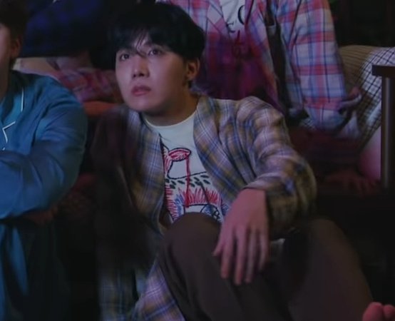 hourlyhobi's tweet photo. #JHOPE – Life Goes On https://t.co/AxjRMRED8I