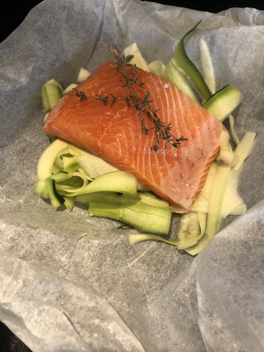 Roumain_91's tweet photo. Chaleur pulsée et vapeur Niveau 3 avec mon four @WhirlpoolCorp W7 pour mon saumon !
La vapeur rend le poisson juteux/fondant, moins de perte de masse lors de la cuisson et le poisson est cuit (et non grillé). Venez tester le four avec @Demooz_Fr
  #demoozerwhirlpool #steamsensew7 https://t.co/frareCoVuQ