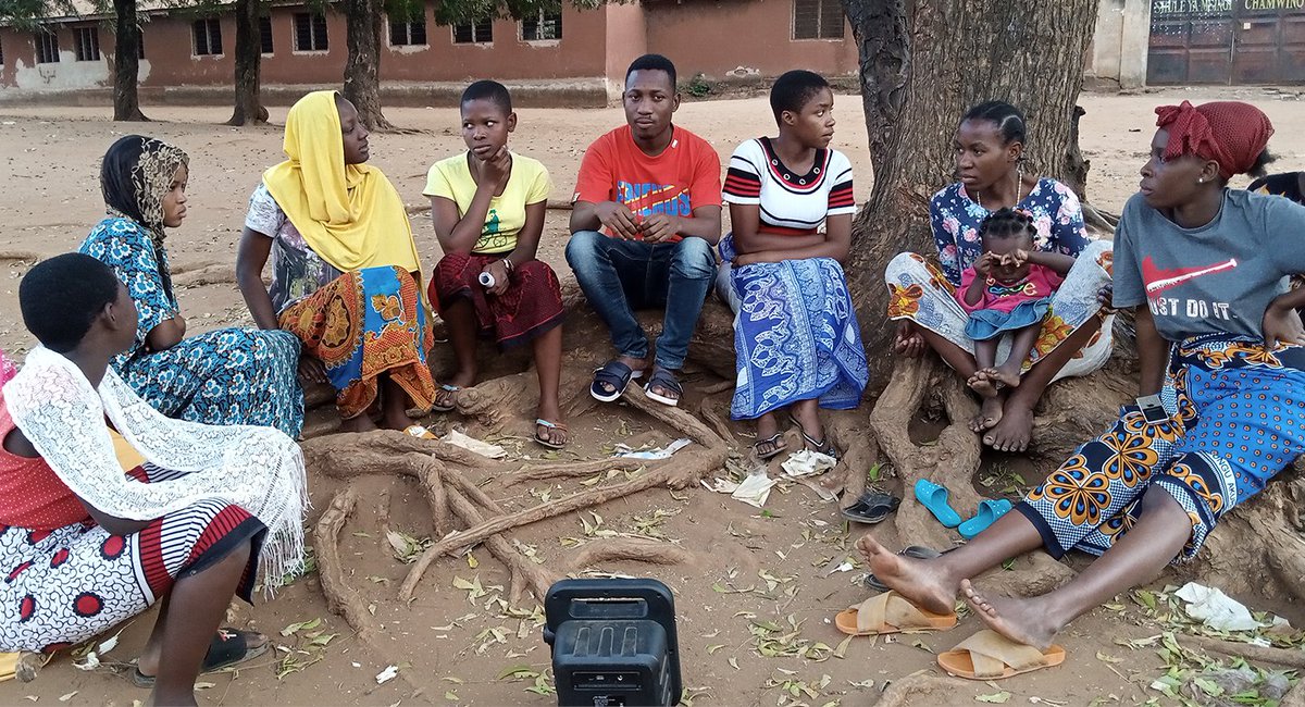 Radio geeft hoop aan meiden in Tanzania. Radio gemaakt door meiden van de Right To Play Junior Leadership Club. Ontdek meer over hoe we op dit moment via radio meisjes en hun ouders/verzorgers bereiken: righttoplay.nl/nl/national-of…