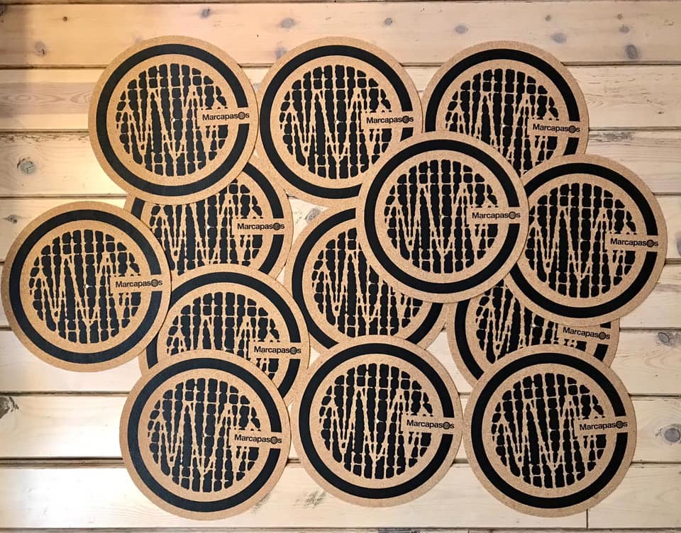 Marcapasos_GR's tweet photo. Nuestro plato #Technics, aunque esté de encierro, estrena hoy otro flamante traje de gala. Un nuevo diseño de alfombrilla / disco patinador #Marcapasos.
Nuestro último modelo con gráfica y logo. ¡Por solo 4€!
https://t.co/OdlGpEx83K https://t.co/oFYaSNuwer