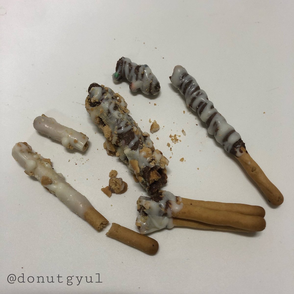 WinterBbang's tweet photo. Not on hangyul notes for the winner of pepero gift
"Once this package laid on your hand the pepero stick inside might be broken, I asked for your understanding."
 And his pepero, you damn lying it must be broken even before you sent it, I KNEW IT 
🤣🤣🤣🤣 https://t.co/yarvi5saER