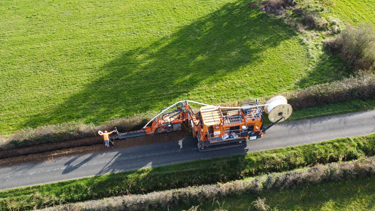 CegelecInfra's tweet photo. Pose de 7 km de câble HTA souterrain pour le compte de @enedis_auvergne à #deneuille et #bizeneuille au moyen d'une #trancheuse @SERCE_France https://t.co/HBUnBsk2fz
