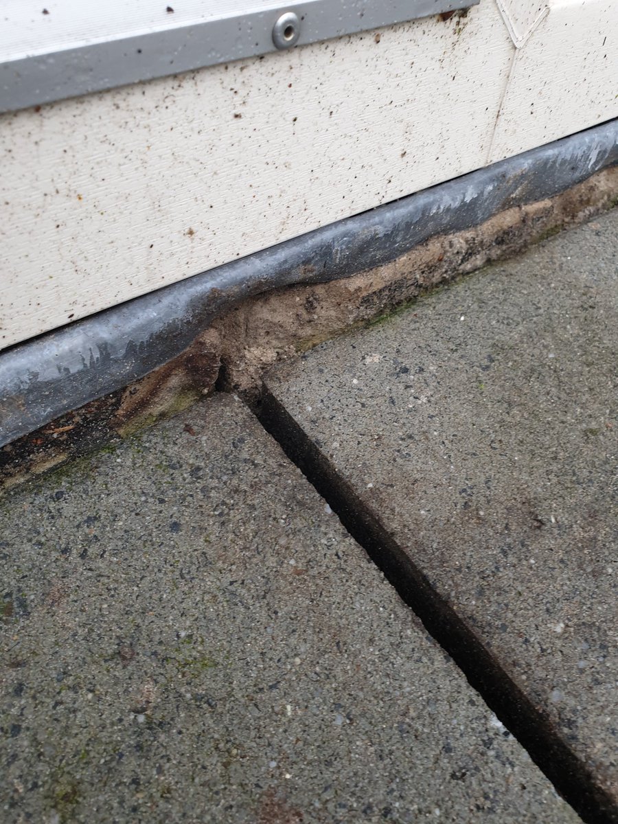 sloots77's tweet photo. Glasvezel in de straat, bedankt #kpn! Bedankt voor de bende, bedankt voor de verzakking van ons pad en de kieren tussen onze tegels, bedankt voor het slopen van ons lood, bedankt voor de verzakking van het trottoir, bedankt voor de mooie grasmat! https://t.co/vb6UJV4iJg