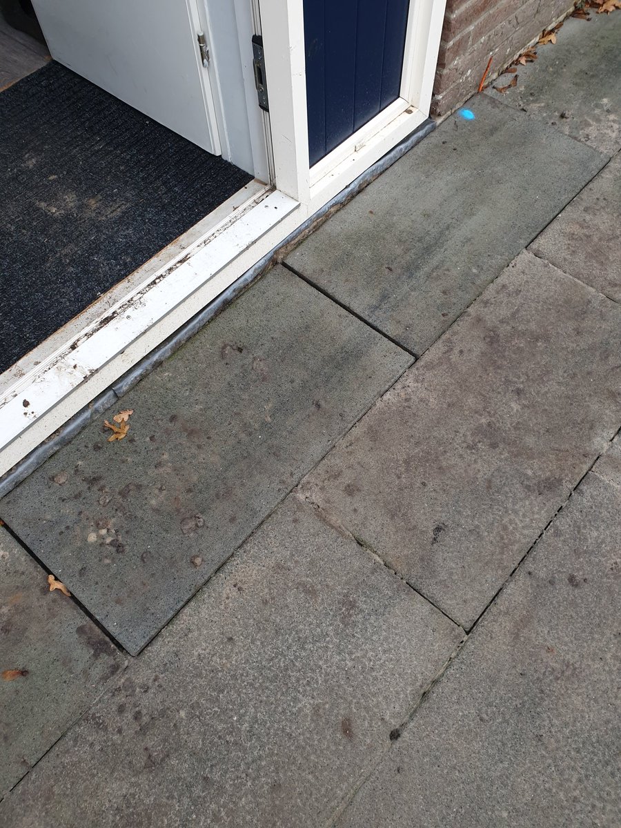 sloots77's tweet photo. Glasvezel in de straat, bedankt #kpn! Bedankt voor de bende, bedankt voor de verzakking van ons pad en de kieren tussen onze tegels, bedankt voor het slopen van ons lood, bedankt voor de verzakking van het trottoir, bedankt voor de mooie grasmat! https://t.co/vb6UJV4iJg