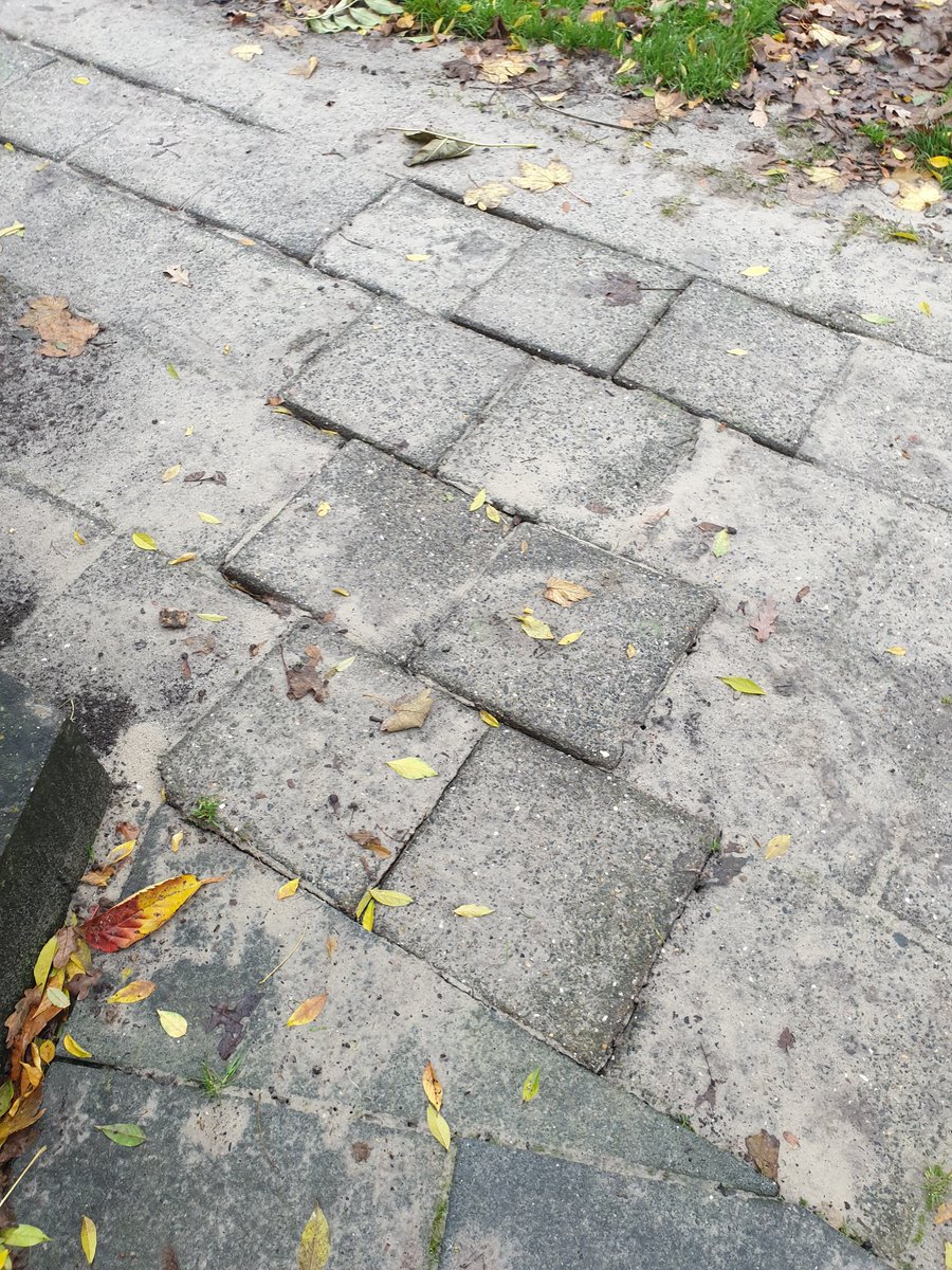 sloots77's tweet photo. Glasvezel in de straat, bedankt #kpn! Bedankt voor de bende, bedankt voor de verzakking van ons pad en de kieren tussen onze tegels, bedankt voor het slopen van ons lood, bedankt voor de verzakking van het trottoir, bedankt voor de mooie grasmat! https://t.co/vb6UJV4iJg