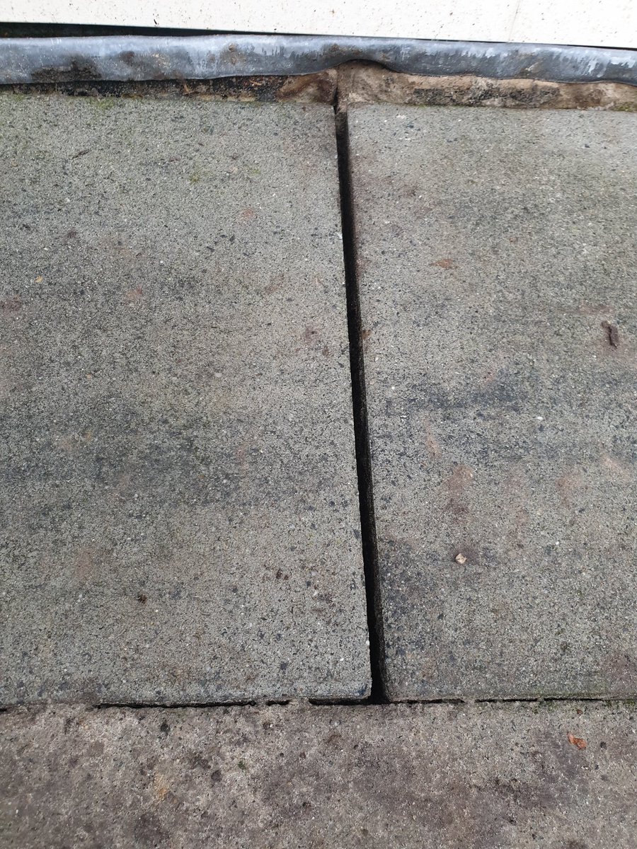 sloots77's tweet photo. Glasvezel in de straat, bedankt #kpn! Bedankt voor de bende, bedankt voor de verzakking van ons pad en de kieren tussen onze tegels, bedankt voor het slopen van ons lood, bedankt voor de verzakking van het trottoir, bedankt voor de mooie grasmat! https://t.co/vb6UJV4iJg