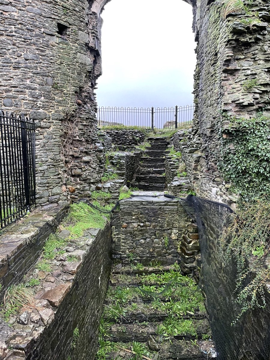 Castell Nedd - Neath Castle 
🏴󠁧󠁢󠁷󠁬󠁳󠁿 🏰 🏴󠁧󠁢󠁷󠁬󠁳󠁿 
-
A Norman castle, construction was begun by the Lord of Glamorgan, at a date estimate of 1114AD