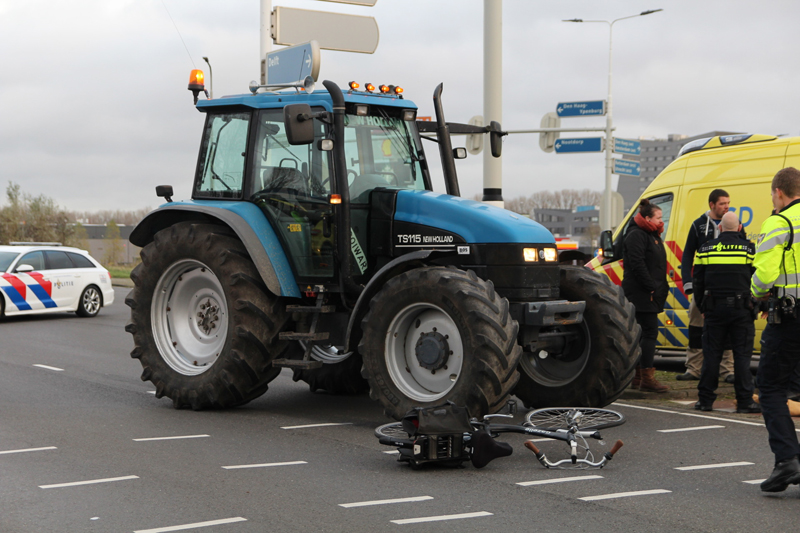 NU ONLINE: Fietsster raakt gewond na ongeval met tractor Vrijenbanselaan Rijswijk..