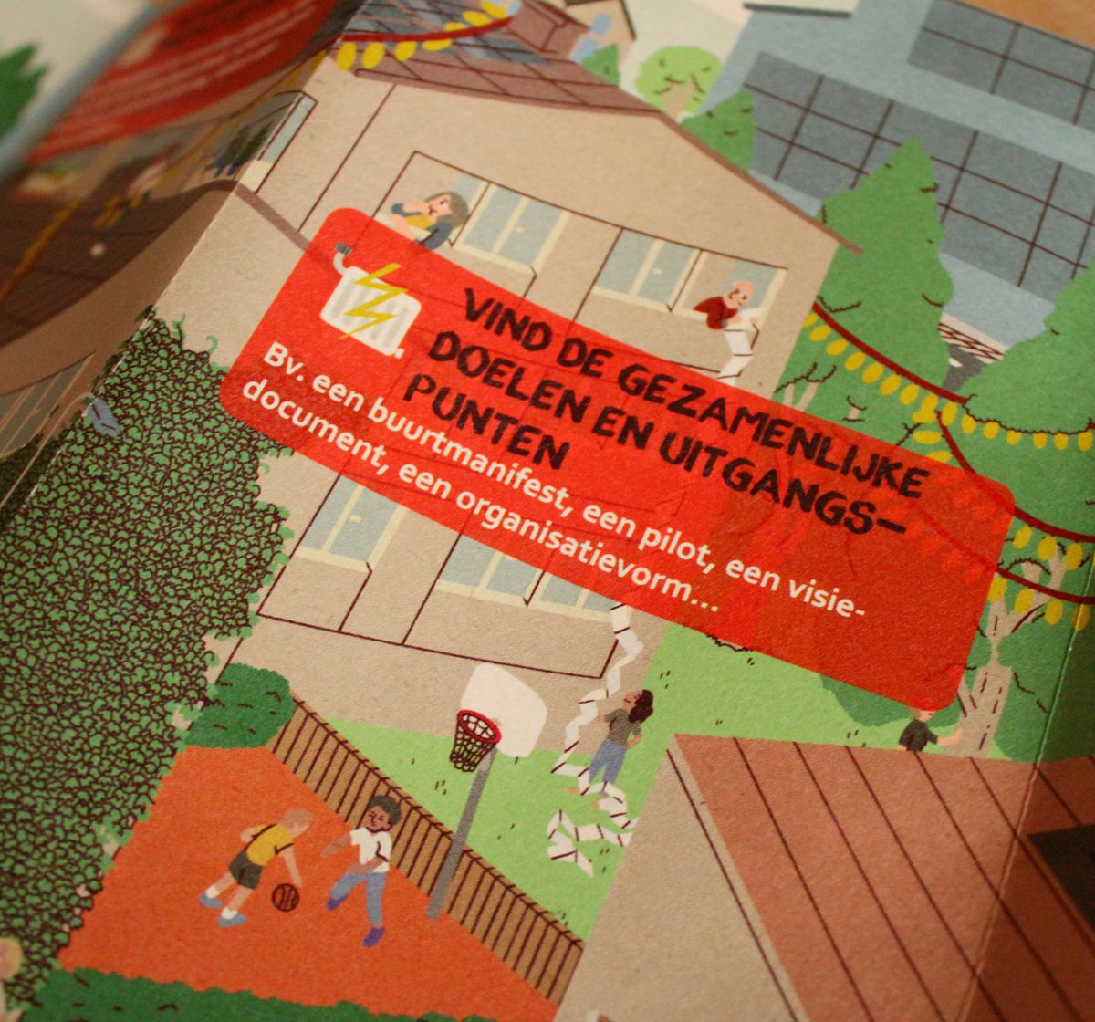 neetje's tweet image. Willen jullie met je wijk ook stapjes richting duurzaamheid zetten? Voor @LSAbewoners mocht ik een flyer illustreren met meer informatie over de stappen die je in zo'n traject kan nemen.

Zie meer over deze klus (heel wat schetsen en foto's!): neetje.nl/blog/geillustr…