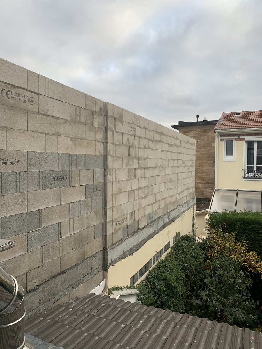 chrischasles's tweet photo. #humeurdujour désespérée!Mais comment peut on autoriser cela?Sous couvert d un PLU très « tolérant »maintenant de ma fenêtre j ai un mur face à moi (et il n est pas fini😱 )Quoi faire? @BOUDYGuillaume @SuresnesJaime @fabricebulteau @vpecresse @iledefrance @hautsdeseinefr https://t.co/KVcf1Sz9JD