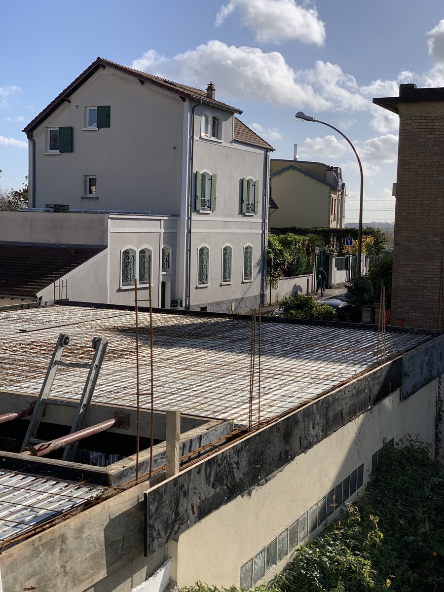 chrischasles's tweet photo. #humeurdujour désespérée!Mais comment peut on autoriser cela?Sous couvert d un PLU très « tolérant »maintenant de ma fenêtre j ai un mur face à moi (et il n est pas fini😱 )Quoi faire? @BOUDYGuillaume @SuresnesJaime @fabricebulteau @vpecresse @iledefrance @hautsdeseinefr https://t.co/KVcf1Sz9JD
