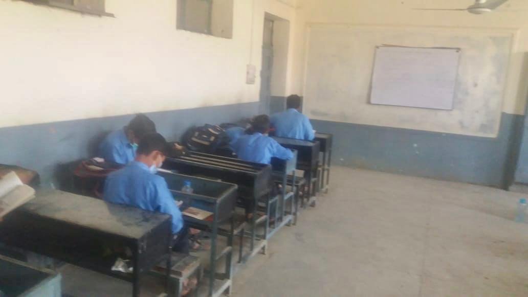 RwpVForce's tweet photo. Members of Rawalpindi V-Force in UC 48 (Noor Dolal Gujar Khan) under the supervision of @fahads1982 have started an awareness campaign about #Covid_19 &amp; the following of SOPs 📖😷👐🧼🚿🪑<-->🪑 in schools &amp; public places in view of the growing situation of the virus #VForceUpdate https://t.co/lupkjKJ6fW