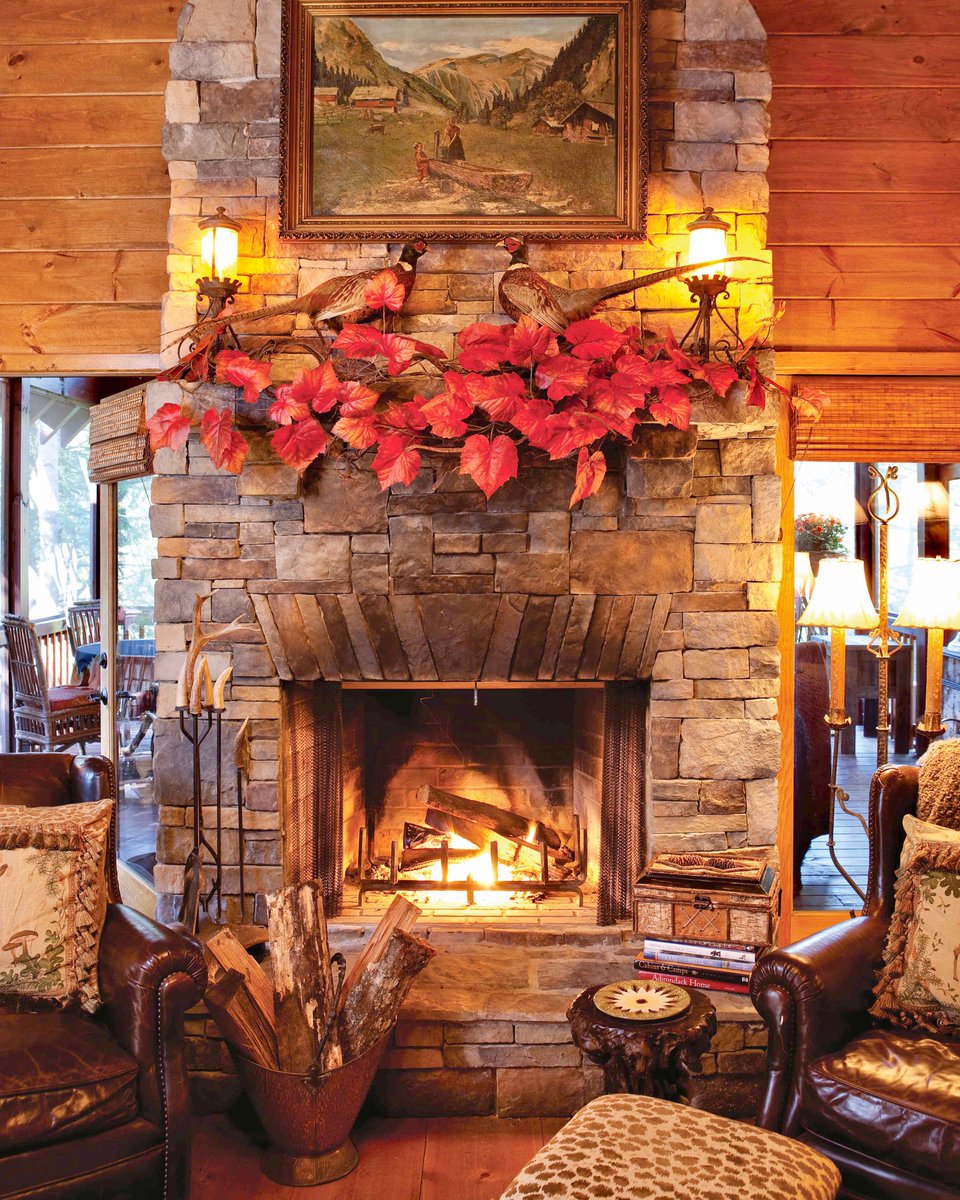 SouthernLadyMag's tweet photo. In this living room, natural elements paired with deep brown hues foster a sense of warmth, further enhanced by the roaring fire and the mantel’s autumnal accents.  

Interiors: Anita Rankin 

#southernladymag #southernhome #fireplace #manteldecor #fallaccents https://t.co/TqVbtp7tHi