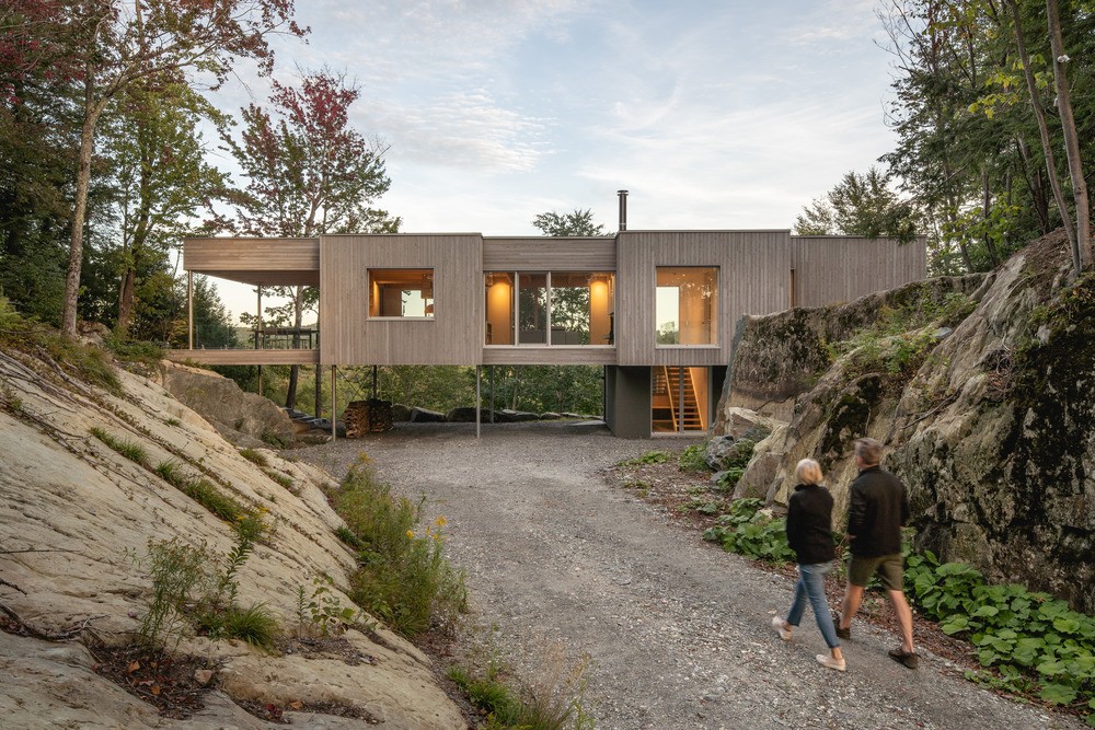 e_architect's tweet photo. We love the Forest House I, it is discreetly inserted onto an outcrop of the Canadian shield - designed by Natalie Dionne Architecture 

https://t.co/ksi3dYGAk5

#CanadianHouse #EasternTownshipsProperty #CanadianResidentialArchitecture #Canada #CanadianModernArchitecture https://t.co/YUiLRLF4Z4