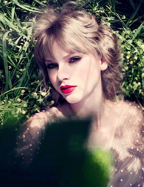 selsvenir's tweet photo. just realised if taylor and selena had a daughter, she'd look like lisa https://t.co/OOHaHsFG0Z