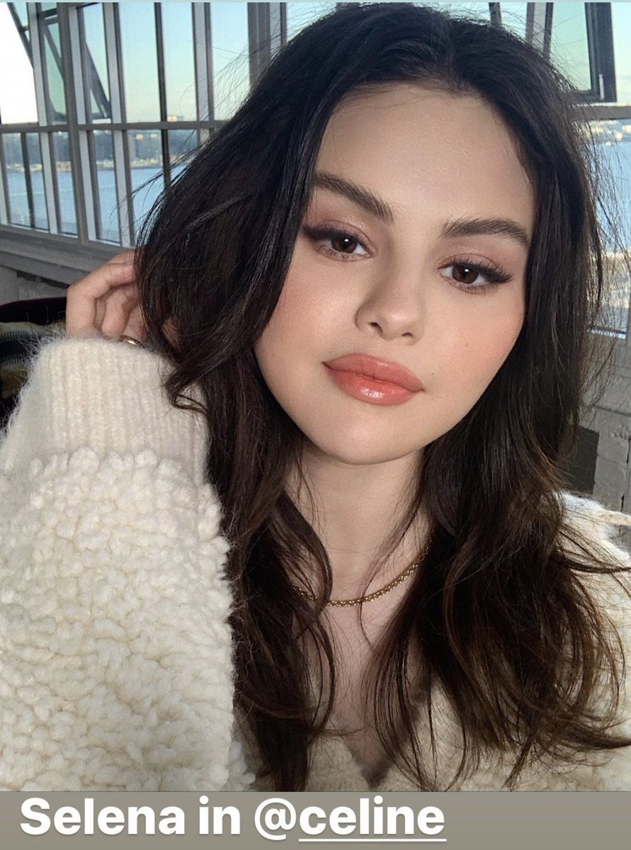 selsvenir's tweet photo. just realised if taylor and selena had a daughter, she'd look like lisa https://t.co/OOHaHsFG0Z