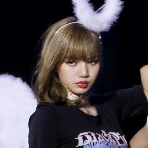 selsvenir's tweet photo. just realised if taylor and selena had a daughter, she'd look like lisa https://t.co/OOHaHsFG0Z