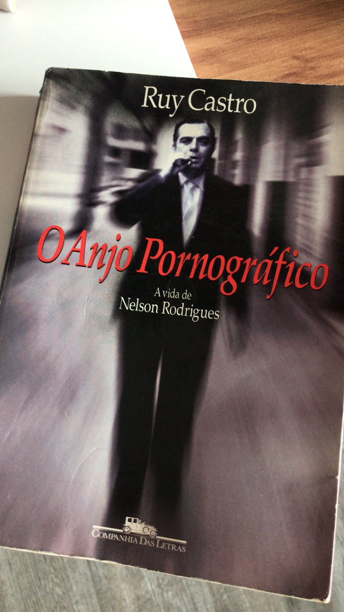 cintia_rojo's tweet photo. Semana passada a chuva cortou meu barato a caminho do sebo. Daí aproveitei e fui ontem. Estou pesquisando a vida de Nelson Rodrigues e ontem encontrei esse aqui. Adoro esse cheiro de livro novo que é velho. #RojoReading https://t.co/YZvbM1FD0t