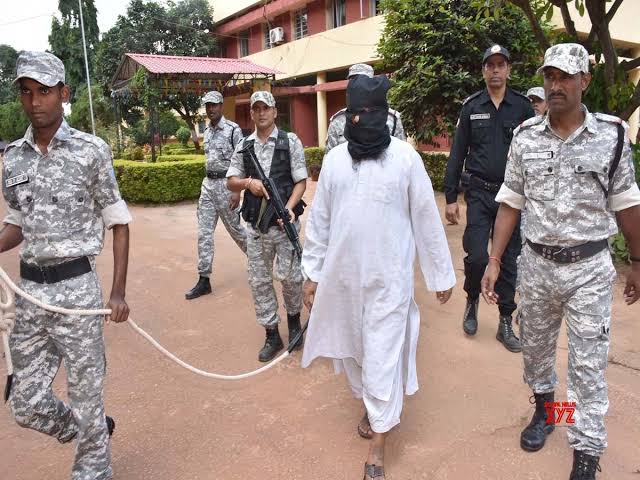 He is 'Maulana Kalimuddin Mujahiri' from Jharkhand. A year ago, He was randomly picked, accused as terrorist, linked with 'Al-Qaeda' & booked under UAPA. Today jharkhand HC ordered for his release by saying, 'No material of evidence has been found to connect him with Al-Qaeda'.