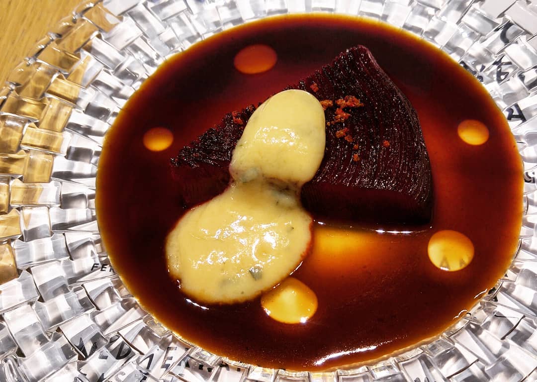 lmgastronomia's tweet photo. #Ostras al #Sol
#Jugo de #Caracoles
y #Ñoquis de #Yema
___
#Jugo #Tostado de #Anguila
#Foie en #PólvoradeDuc
___
#Tatin de #Remolacha
#JugodeCaza #Bearnesa
de #Sudado de #Foie
___
#AlbertoFerruz
#BonAmb
#MediterraneaGastronoma20 https://t.co/J94xTKdE4h
