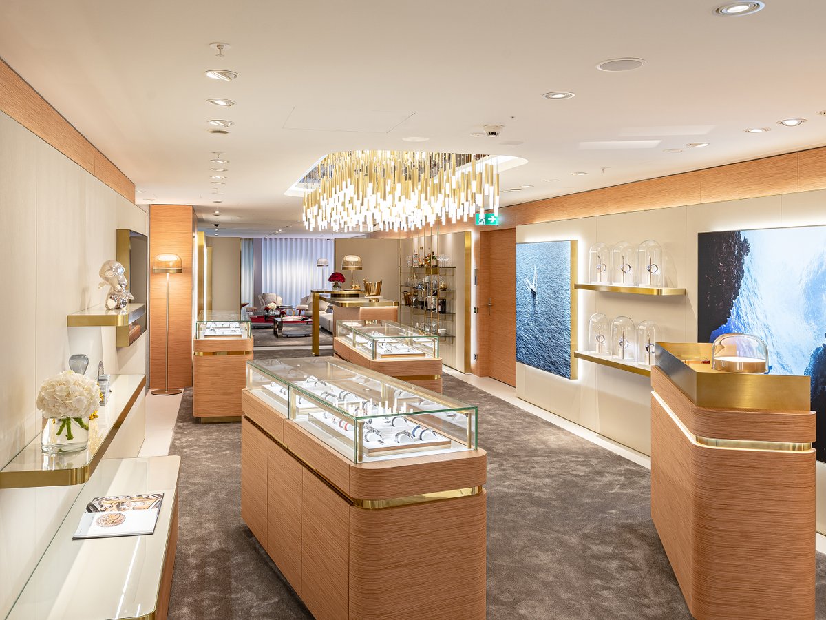 zrh_airport's tweet photo. New at the Circle for all watch enthusiasts: you’ll find Swiss watchmaking and innovation in the @omegawatches boutique. Discover timeless and unusual watch and jewellery creations in an elegant and immersive experience.
#circleopening #circlezurichairport #circlenowopen https://t.co/oPPJOFrC25