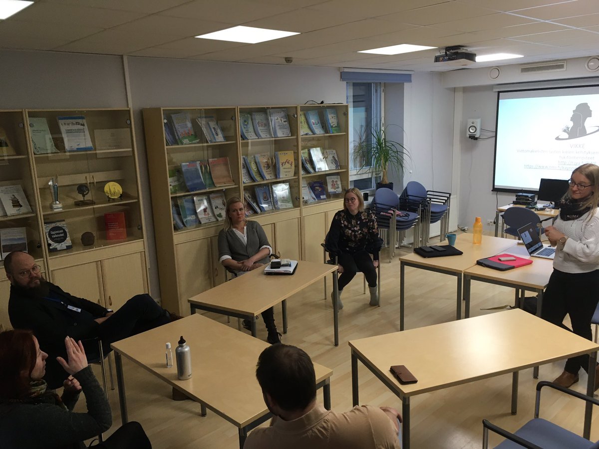 VKK_JY's tweet photo. Tänään opetusyksikk��mme vieraili Niilo Mäen instituutissa tutustumassa VIKKE-hankkeeseen, jossa pääpaino lasten suomalaisen viittomakielen kehityksen arvioinnissa ja sen kuntouttamisessa. Oli antoisaa tutustua ja syventää ajatuksiamme, kiitos! @NMItiedotus #vikke #viittomakieli https://t.co/3bmRtXYYOg