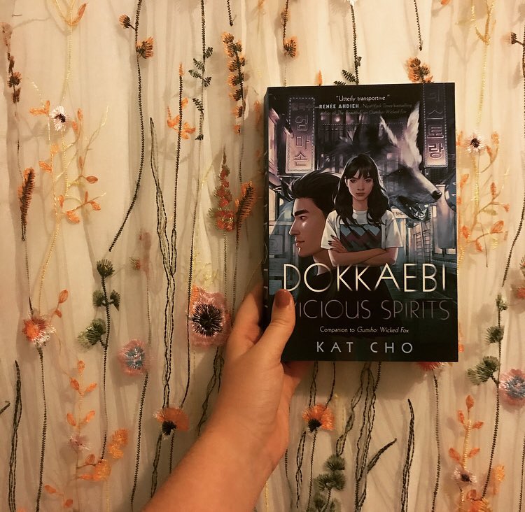 MythTakeReads's tweet photo. For today’s #RetellTuesday we have a lil mix of recommendation and TBR post, with Wicked Fox and Vicious Spirits by Kat Cho!
Inspired by Korean mythology, Wicked Fox proved to be a book I FLEW through and I can’t wait to get to the sequel 🙌🏻 - A 💚 https://t.co/v3pjslUGQy
