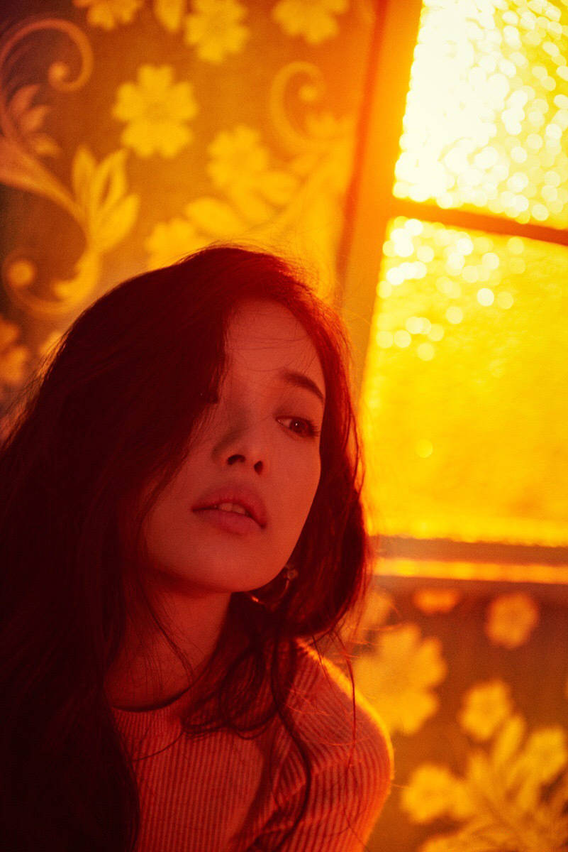 ninivarchive's tweet photo. Ni Ni looks cozy in the dim light room 💡 https://t.co/wSi0d5EnO7