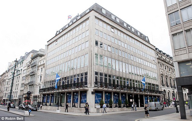 Just reading about gentleman’s clubs that were bombed on Pall Mall. And what replaced them... oh dear! First up the Army and Navy Club.