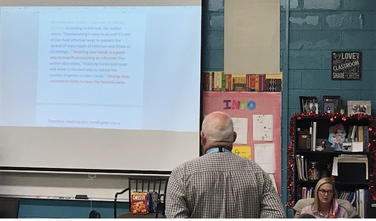 JKnightRuCo's tweet photo. Mrs. Williams uses color coding to assist learners with using the TIDE Method while modeling the structure needed for a paragraph response with strong, relevant textual evidence.  #WorkitWorkit  #theHolloWAY https://t.co/eEHRsBnO76
