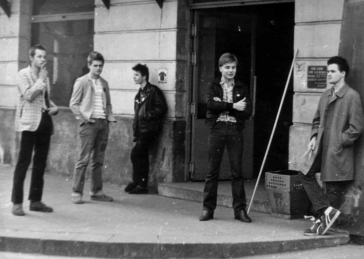 RadioTiranaPL's tweet photo. Zespół ten powstał w 1982 r. na bazie zespołów Poland i Novelty Poland. Pierwszy koncert odbył się w warszawskim klubie Remont 7 lipca 1982 r. Na ten koncert sprzedano 14 biletów. Dziś już mało kto słucha tego zespołu muzycznego. #MuzykawPRL #KulturawPRL. Ktoś pamięta jego nazwę? https://t.co/gGxnv5Na01