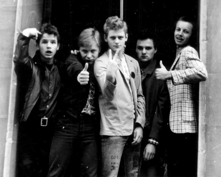 RadioTiranaPL's tweet photo. Zespół ten powstał w 1982 r. na bazie zespołów Poland i Novelty Poland. Pierwszy koncert odbył się w warszawskim klubie Remont 7 lipca 1982 r. Na ten koncert sprzedano 14 biletów. Dziś już mało kto słucha tego zespołu muzycznego. #MuzykawPRL #KulturawPRL. Ktoś pamięta jego nazwę? https://t.co/gGxnv5Na01