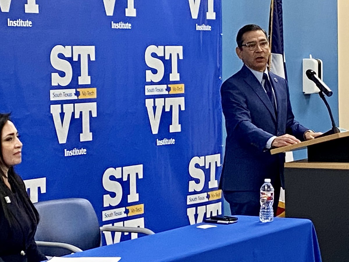 956Forina's tweet photo. Always great to see and be able to chat with @AlvarezTWCLabor especially when he talks education success mentioning @McAllenISD Congratulations #STVT on the new facility!! https://t.co/xdFYr49qQd