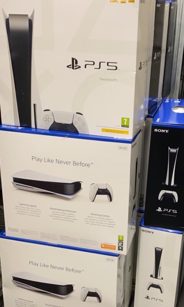 Arkadaşlar, 2 gün sonra PS5 ülkemizde satışa çıkıyor. Beni takip edip bu tweeti RT edenler arasında yapılacak çekilişle  resimdeki Playstation 5'leri hediye edeceğiz. Son gün 32 Kasım