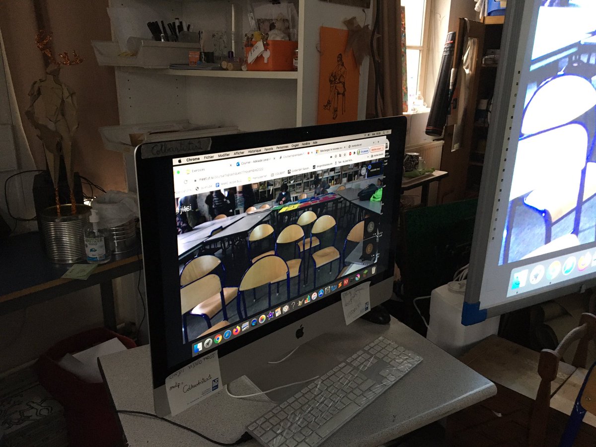 _Adelaide_IAN_'s tweet photo. Travail collectif sur la couleur, installation du jour au lycée @colbert_paris par un petit groupe de 1ere spé, sous l’œil à distance de leurs coéquipiers confinés qui expérimentent autrement... #hysy #hybridesynchrone @Academie_Paris @artsplastiques https://t.co/Ho5axQD3Ei