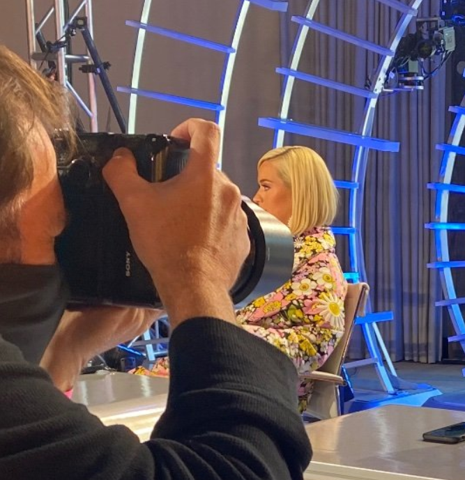 katysmeowers's tweet photo. #KATYSPICS | Katy on the set of @AmericanIdol https://t.co/HV6sADc2F8