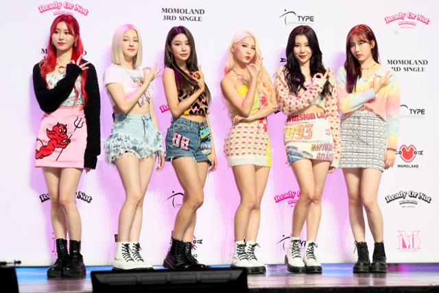 momolandbrasil's tweet photo. 📰 • 17.11.20 ㅡ 'Ready Or Not' foi o mais vendido do Momoland no primeiro dia.

Ready Or Not - 709
Thumbs Up - 366
Starry Night - 334
Show Me - 146
Freeze! - 137
Fun To The World - 64
GREAT! - 21

#MOMOLAND #Ready_Or_Not #MOMOLAND_Are_you_ready
#모모랜드_READY_OR_NOT_컴백 https://t.co/zaD5McSrMR