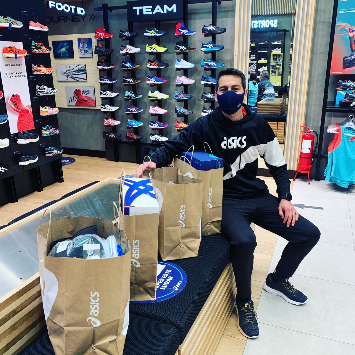 GutiKine's tweet photo. #EncontremonosEnAsics 💙 gracias por todo familia 😍 #YoElegiCorrer para visitar la tienda en Parque Arauco Santiago no se olviden de reservar su hora en #AsicsChile https://t.co/Docsm3VvIA