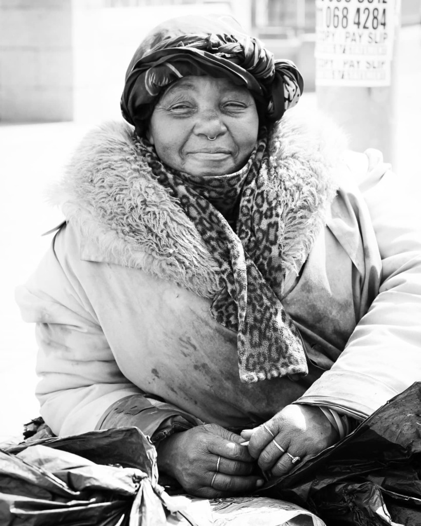 TheLifesWay's tweet photo. A smile that's not only mysterious but also heartwarming @CanonRSA #Canon100D #CanonCollectiveSA #LiveForTheStory #Blackandwhite #portraits #TheLifesWay #Photoyatra #AashishRaiJain #WalkingwithCamera #photographerwithpassion #Johannesburg #SouthAfrica #Monochromatic #bandwph… https://t.co/pWgsFnS7Rq